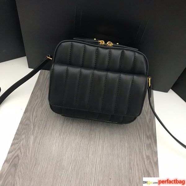 flip outer bag, metal mark, adjustable shoulder strap, canvas lining, double zipper a one-shouldered bag with super fashion and leisure
flip outer bag, metal mark, adjustable shoulder strap, canvas lining, double zipper a one-shouldered bag with super fashion and leisure