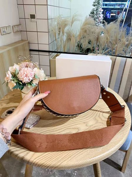 oblique satchel female saddle bag fashion contracted the new 2020 inclined bag, single shoulder and a half months a designer shoulder bag
oblique satchel female saddle bag fashion contracted the new 2020 inclined bag, single shoulder and a half months a designer shoulder bag