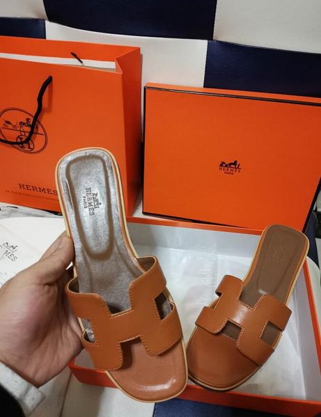 Newest Women Print Leather Sandal Striking Gladiator Style Designer Leather Outsole Perfect Flat Canvas Plain Sandal Size35-41
Newest Women Print Leather Sandal Striking Gladiator Style Designer Leather Outsole Perfect Flat Canvas Plain Sandal Size35-41