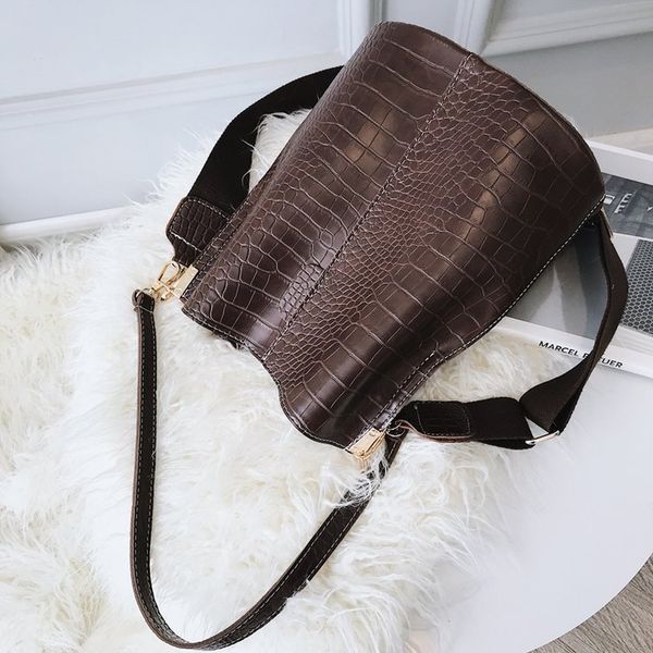 large bag women's new crocodile shoulder bucket bag large capacity broadband messenger
large bag women's new crocodile shoulder bucket bag large capacity broadband messenger