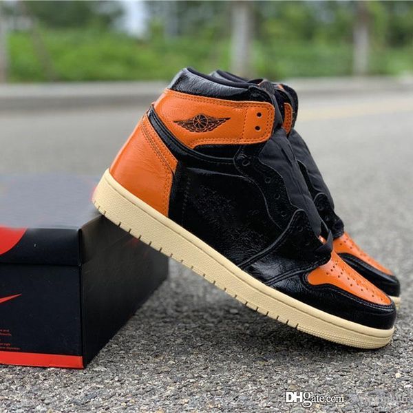 new authentic air high og 1 shattered backboard 3.0 black basketball shoes orange pale vanilla retro man 1s sports sneakers 555088-028
new authentic air high og 1 shattered backboard 3.0 black basketball shoes orange pale vanilla retro man 1s sports sneakers 555088-028