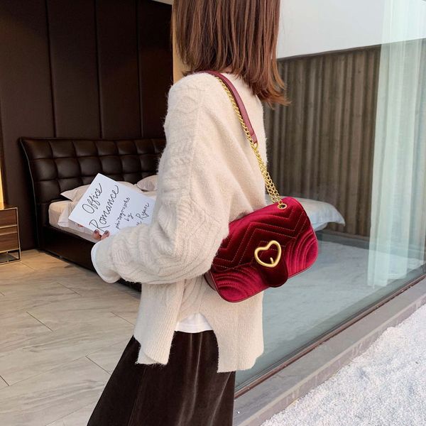 2019 new women's bag fashion gold velvet chain small square bag fashion versatile one shoulder messenger
2019 new women's bag fashion gold velvet chain small square bag fashion versatile one shoulder messenger