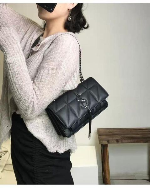 2020 new messenger bag solid color simple retro gouge small fragrance small black female bag
2020 new messenger bag solid color simple retro gouge small fragrance small black female bag
