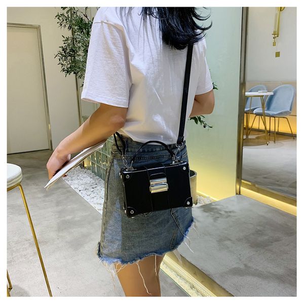 2020 new women's shoulder bag retro portable box bag korean version of the shoulder messenger small square
2020 new women's shoulder bag retro portable box bag korean version of the shoulder messenger small square