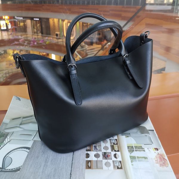 the leather female bag simple big bag lady handbag slants the large capacity leisure child mother bag
the leather female bag simple big bag lady handbag slants the large capacity leisure child mother bag
