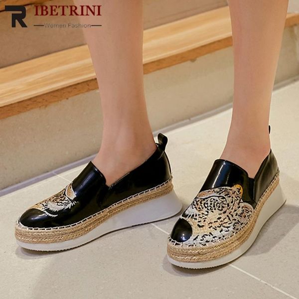 ribetrini new spring fashion embroider shoes woman cool patent leather flats women casual flat platform loafers, Black
ribetrini new spring fashion embroider shoes woman cool patent leather flats women casual flat platform loafers, Black