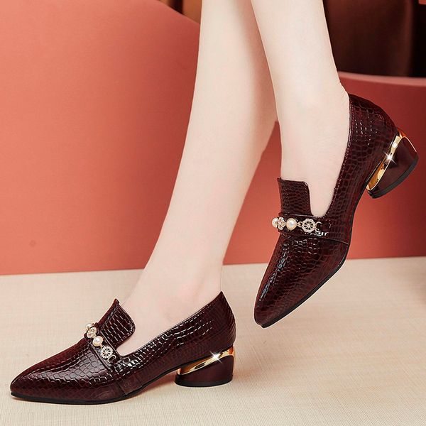 women crocodile pattern block-heel pearl pointed toe shoes elegant ladies autumn small leather shoe low round heel shoes klu
women crocodile pattern block-heel pearl pointed toe shoes elegant ladies autumn small leather shoe low round heel shoes klu