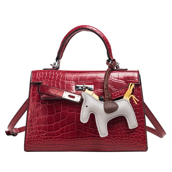2020 new designer handbag lock luxury fashion portable female handbag designer shoulder diagonal pendant bag
2020 new designer handbag lock luxury fashion portable female handbag designer shoulder diagonal pendant bag