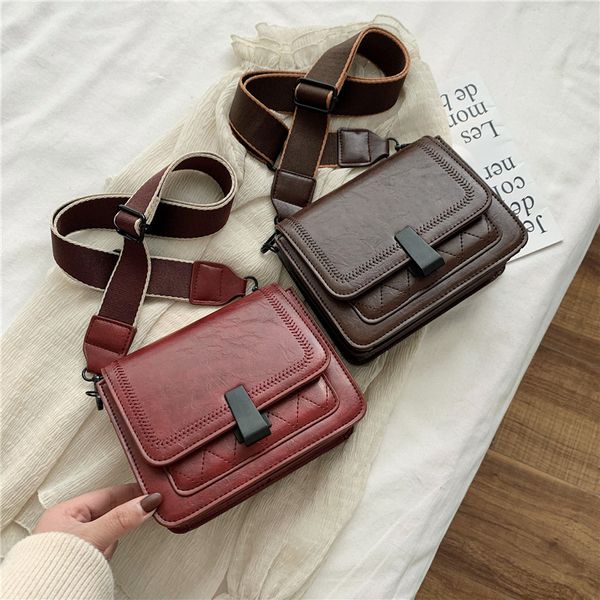 original design bag for women 2020 fashion new design fashion lock square bag simple one shoulder messenger
original design bag for women 2020 fashion new design fashion lock square bag simple one shoulder messenger