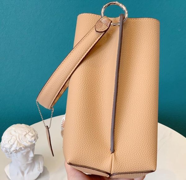 the latest popular bucket bag, easy to carry a shoulder bag, large capacity light, classic and fashionable
the latest popular bucket bag, easy to carry a shoulder bag, large capacity light, classic and fashionable