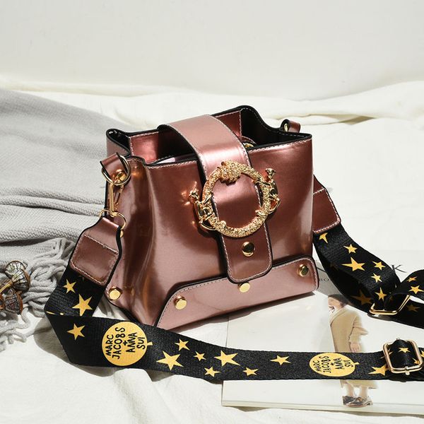 кошелек крюк известных сумки 2019 высокого класс широкополосного ведро мешок универсального плеча перекинул маленький мешок кожи багажной би 
кошелек крюк известных сумки 2019 высокого класс широкополосного ведро мешок универсального плеча перекинул маленький мешок кожи багажной би