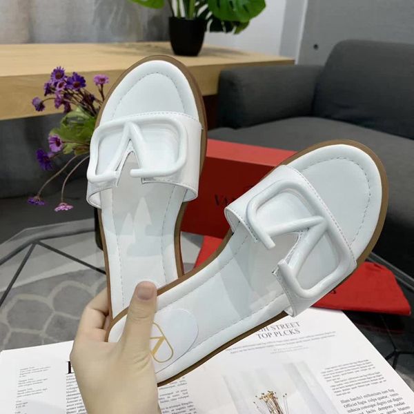 2020 winter new fashion luxury woman flat slippers fashion comfortable british academy style lady slippers square buckle, Black
2020 winter new fashion luxury woman flat slippers fashion comfortable british academy style lady slippers square buckle, Black