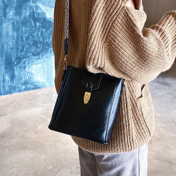 spring and summer leisure female senior feeling bag package of the new 2020 fashion sense joker one shoulder inclined bucket car
spring and summer leisure female senior feeling bag package of the new 2020 fashion sense joker one shoulder inclined bucket car