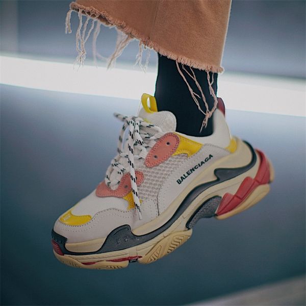 2020 balèncìaga triple s design shoes for men women platform sneakers black white gray red mens trainers retro casual dad shoes
2020 balèncìaga triple s design shoes for men women platform sneakers black white gray red mens trainers retro casual dad shoes
