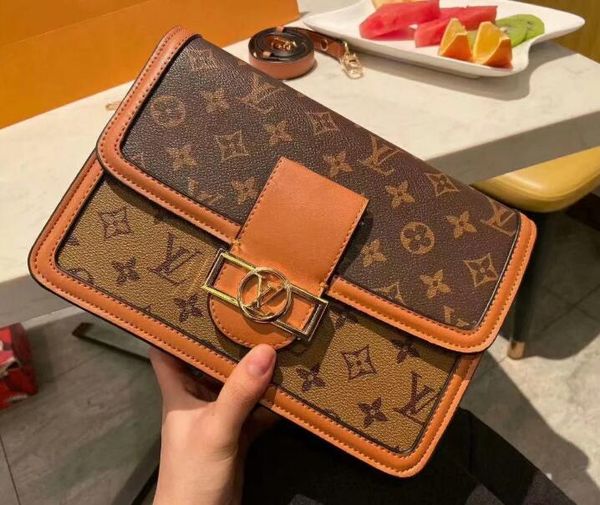 women fashion color matching letter buckle chain shoulder bag catwalk small square bag western retro messenger bag handbag package 04
women fashion color matching letter buckle chain shoulder bag catwalk small square bag western retro messenger bag handbag package 04