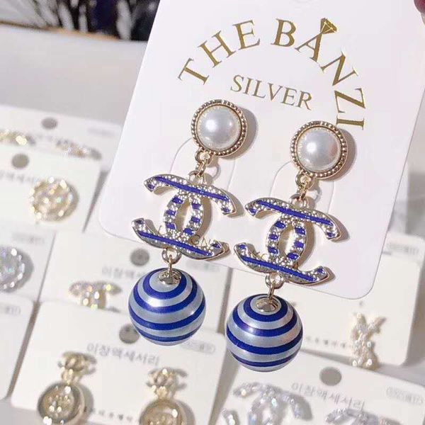 Новые преувеличенные фирменные серьги модные платья высокого класса аксессуары
Новые преувеличенные фирменные серьги модные платья высокого класса аксессуары