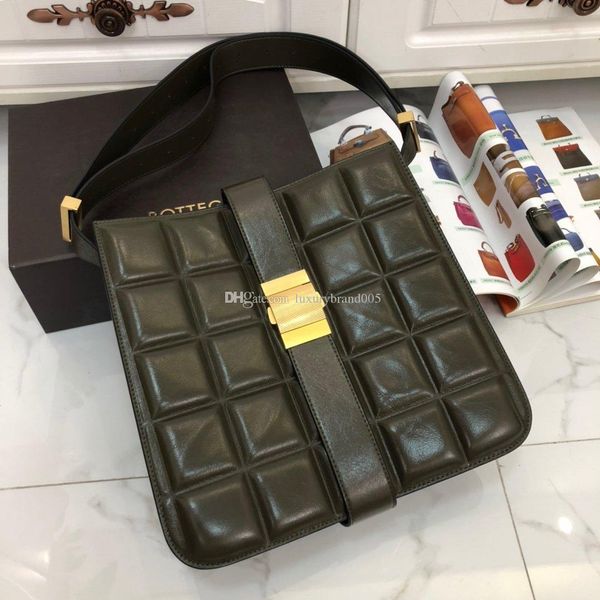 2020 designer shoulder bags fashion retro leather one-shoulder knitting fashion buckle bag diagonal package designer handbag with box
2020 designer shoulder bags fashion retro leather one-shoulder knitting fashion buckle bag diagonal package designer handbag with box