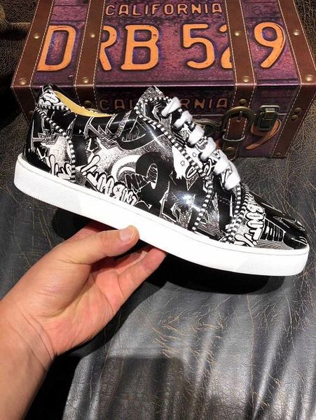 2019 luxury designer shoes low-spikes sneakers flat graffiti black white leather red bottom sneakers men trainers fashion casual shoes
2019 luxury designer shoes low-spikes sneakers flat graffiti black white leather red bottom sneakers men trainers fashion casual shoes