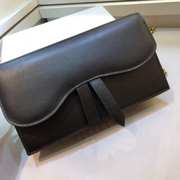 saddle calfskin cross-body handbag handbag is designed to be a vintage gold d-letter metal accessory with a super-sized shopping space
saddle calfskin cross-body handbag handbag is designed to be a vintage gold d-letter metal accessory with a super-sized shopping space