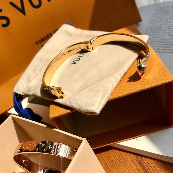 2020 rivet bracelet luxurious gold silver jewelry l̴v carved bracelets for women men decorative pattern wristband with box, Black
2020 rivet bracelet luxurious gold silver jewelry l̴v carved bracelets for women men decorative pattern wristband with box, Black