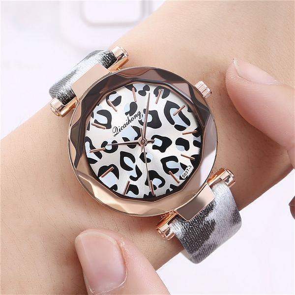 silicone womon watches round fashion silicone watches woman quartz watch new casual leopard bayan kol saati 2019, Slivery;brown
silicone womon watches round fashion silicone watches woman quartz watch new casual leopard bayan kol saati 2019, Slivery;brown