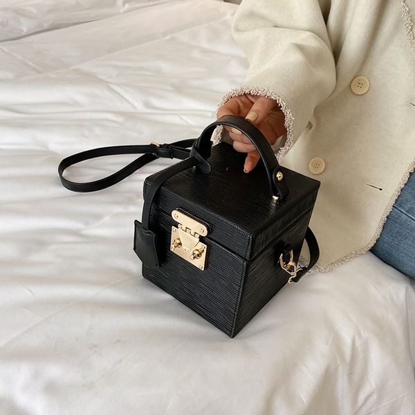 элегантная женщина tote флип box bag 2019 новая мода высокого качества кожа pu женщин конструктор сумки блокировки плеча сумка
элегантная женщина tote флип box bag 2019 новая мода высокого качества кожа pu женщин конструктор сумки блокировки плеча сумка