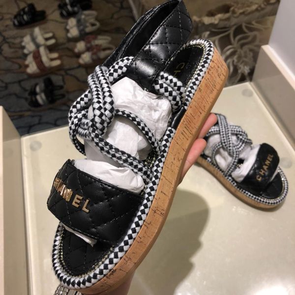 Real shoes! Leather chain sliding flat sandals luxury female designer outdoor beach fashion casual rubber sandals box + dust bag
Real shoes! Leather chain sliding flat sandals luxury female designer outdoor beach fashion casual rubber sandals box + dust bag