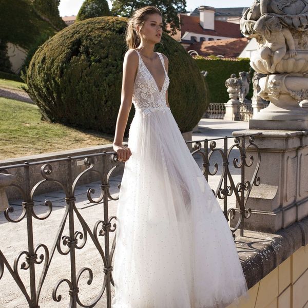 amazing a line beaded backless wedding dresses deep v neck lace appliqued bridal gowns floor length tulle robe de mariée, White
amazing a line beaded backless wedding dresses deep v neck lace appliqued bridal gowns floor length tulle robe de mariée, White