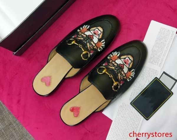 wholesale ladies brand slippers women genuine leather mules flat mules shoes metal chain casual shoes loafers fashion outdoor slippers
wholesale ladies brand slippers women genuine leather mules flat mules shoes metal chain casual shoes loafers fashion outdoor slippers