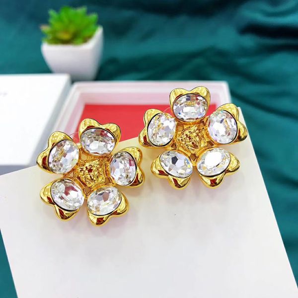 classic desinger copper with 14k gold plated full crystal five leaf clover flower stud earrings for women jewelry, Golden
classic desinger copper with 14k gold plated full crystal five leaf clover flower stud earrings for women jewelry, Golden