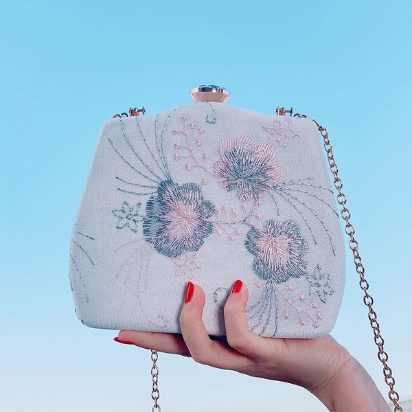 new bag ladies handbag trend embroidery box type small square bag casual hanfu women's
new bag ladies handbag trend embroidery box type small square bag casual hanfu women's