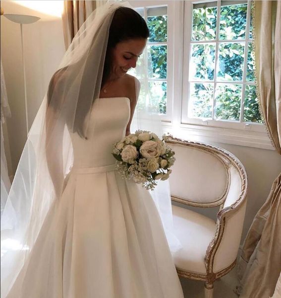 2019 simple a line white wedding dresses with pockets strapless ruched satin bridal gowns backless boho wedding dress with bowtie
2019 simple a line white wedding dresses with pockets strapless ruched satin bridal gowns backless boho wedding dress with bowtie