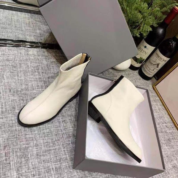2019 new silver zipper short ankle boots black and white fashion versatile high heel short boots size 35-39 original packaging
2019 new silver zipper short ankle boots black and white fashion versatile high heel short boots size 35-39 original packaging