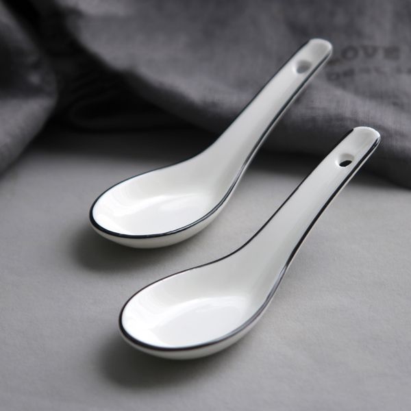 2pcs/lot japanese-style brief solid color home tableware ceramic bone china small long handgrip black rim soup spoon for dinner
2pcs/lot japanese-style brief solid color home tableware ceramic bone china small long handgrip black rim soup spoon for dinner