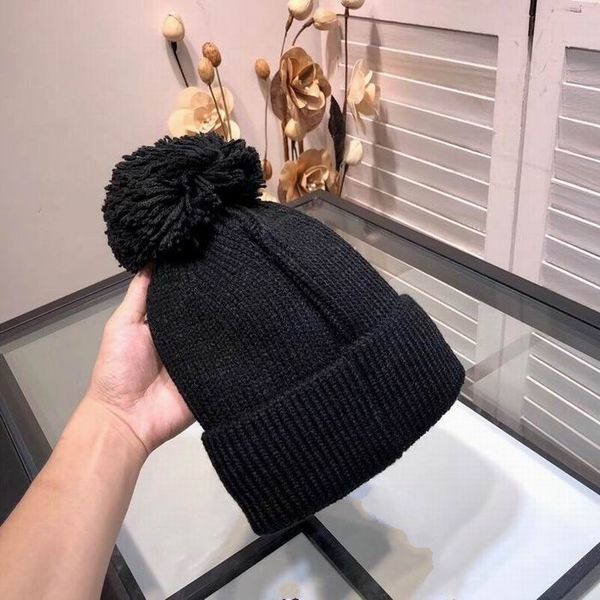 2019 new luxury fashion knitting cotton hats good quality women winter warm black white long hats with hair ball with box, Blue;gray
2019 new luxury fashion knitting cotton hats good quality women winter warm black white long hats with hair ball with box, Blue;gray