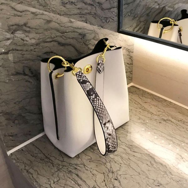 мода женская сумка snake pattern bucket bag 2020 новая личность crossbody плечо broadband простой большой емкости 
мода женская сумка snake pattern bucket bag 2020 новая личность crossbody плечо broadband простой большой емкости