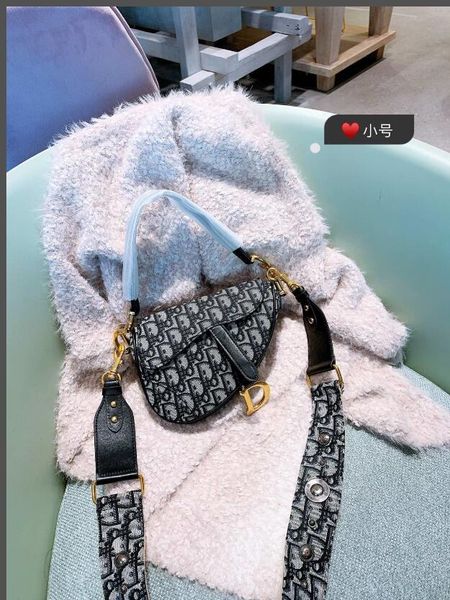 2020 elegant ladies selling wild handbag shoulder bag leather simple classic ladies messenger bag underarm bag backpack
2020 elegant ladies selling wild handbag shoulder bag leather simple classic ladies messenger bag underarm bag backpack