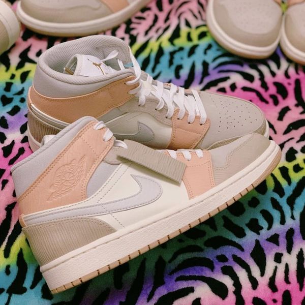 2020 New NIKE Air Jordan 1 Milan Mid Basketball Shoes Designer 1s Paris Low Mens Trainers Women Sports Sneakers Size 36 44 
2020 New NIKE Air Jordan 1 Milan Mid Basketball Shoes Designer 1s Paris Low Mens Trainers Women Sports Sneakers Size 36 44