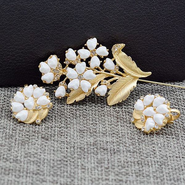 

new european and american retro models lily orchid imitation pearl inlaid brooch ear clip suit combination female, Slivery;golden