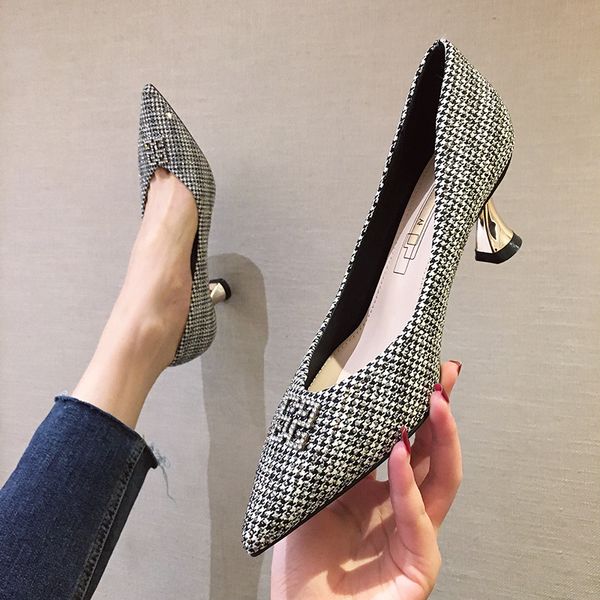 весна новая мода плед высокие каблуки дамы fine каблук sexy остроконечные rhinestone насосы elegant свадебного банкета платья партии обуви, Black
весна новая мода плед высокие каблуки дамы fine каблук sexy остроконечные rhinestone насосы elegant свадебного банкета платья партии обуви, Black