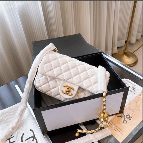the latest spring/summer 2020, the fashionable new women's metal chain bag, soft and wear-resistant, super capacity, size 19*7*12cm
the latest spring/summer 2020, the fashionable new women's metal chain bag, soft and wear-resistant, super capacity, size 19*7*12cm