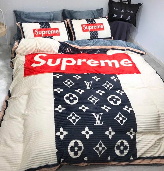 boutique embroidery golden thread bedding suit fashion v letter medusa goddess 60s cotton bed cover suit 4pcs new style bedding sets 55
boutique embroidery golden thread bedding suit fashion v letter medusa goddess 60s cotton bed cover suit 4pcs new style bedding sets 55