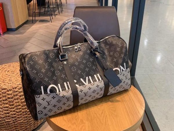 2020 мужчины вещевой мешок женщины дорожные сумки ручная кладь роскошный дизайнер дорожная сумка мужчины искусственная кожа сумки большой крест тела сумка тотализаторы 55см a18
2020 мужчины вещевой мешок женщины дорожные сумки ручная кладь роскошный дизайнер дорожная сумка мужчины искусственная кожа сумки большой крест тела сумка тотализаторы 55см a18