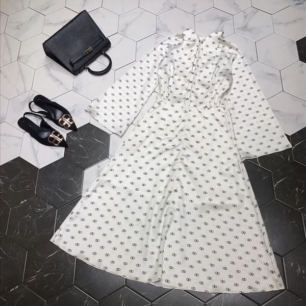 2019 de igner women dre high end white black tand collar flare leeve logo letter print dre e women fa hion runway 72882
2019 de igner women dre high end white black tand collar flare leeve logo letter print dre e women fa hion runway 72882