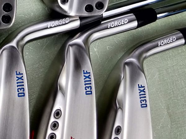 0311xf ilver ball head red and blue paint golf iron golf club iron complete et 3 9w head cover
0311xf ilver ball head red and blue paint golf iron golf club iron complete et 3 9w head cover
