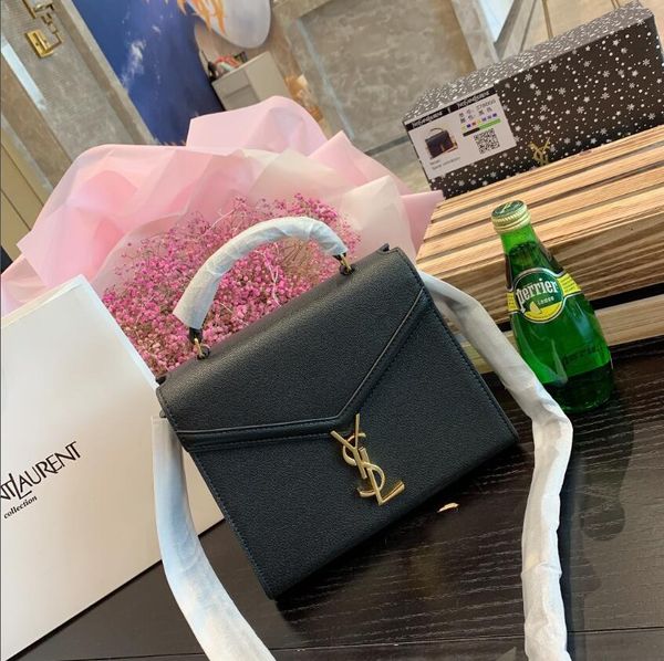 stylish lady's one shoulder cross handbag envelope bag classic must-have handbag soft and simple large capacity size :24*20 cm
stylish lady's one shoulder cross handbag envelope bag classic must-have handbag soft and simple large capacity size :24*20 cm