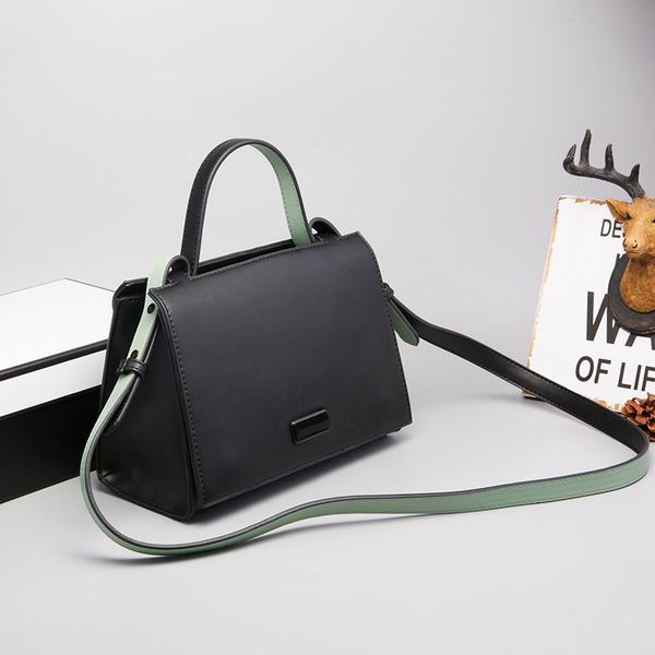 2020 new women's shoulder bag trend hit color shoulder strap women's messenger bag fashion simple solid color wild handbag
2020 new women's shoulder bag trend hit color shoulder strap women's messenger bag fashion simple solid color wild handbag