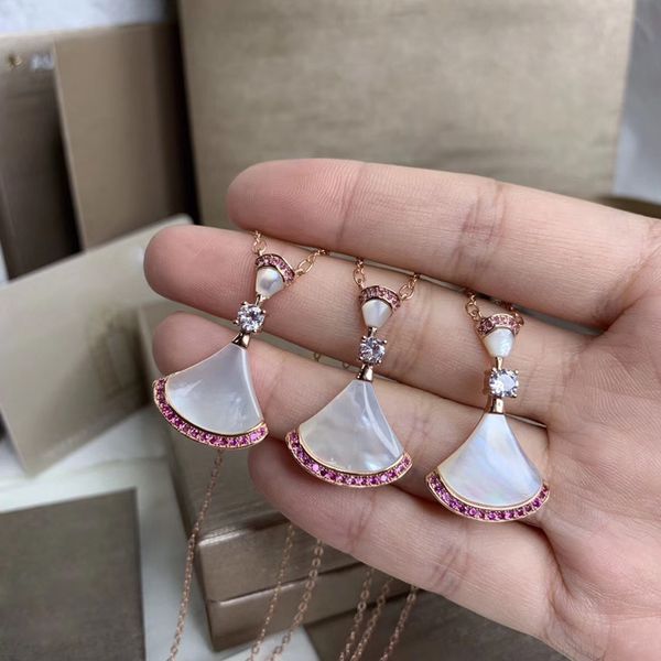 дизайнерское ожерелье s925 стерлингового серебра природный камень и ракушка зеленый красный белый форма юбки с бриллиантом кулон ожерелье дл, Silver
дизайнерское ожерелье s925 стерлингового серебра природный камень и ракушка зеленый красный белый форма юбки с бриллиантом кулон ожерелье дл, Silver