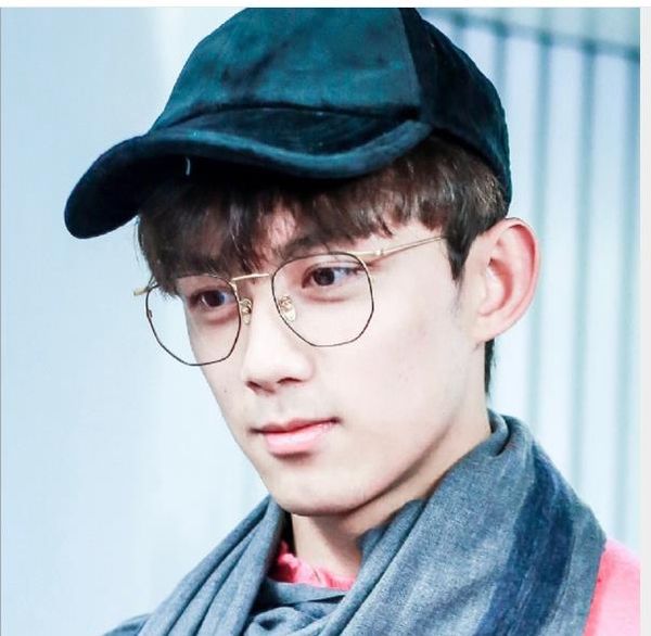 irregular reticulated red frame polygon anti-blue radiation open-ball flat lens, White;black
irregular reticulated red frame polygon anti-blue radiation open-ball flat lens, White;black