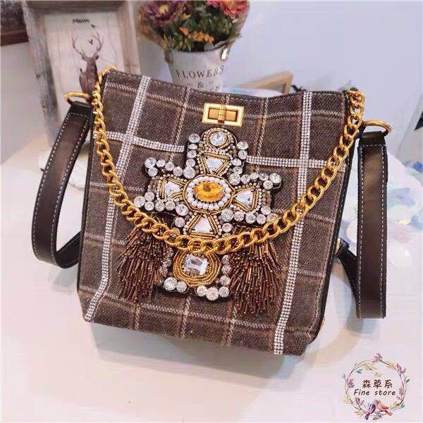 spring 2019 new chaozhou drill bead-string baitao inclined span bag lattice retro single shoulder bucket women's bag
spring 2019 new chaozhou drill bead-string baitao inclined span bag lattice retro single shoulder bucket women's bag
